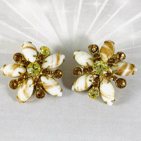 Beautiful vintage lucite and glitter with rhinestone flower atomic clip earrings - Picture 4 of 4